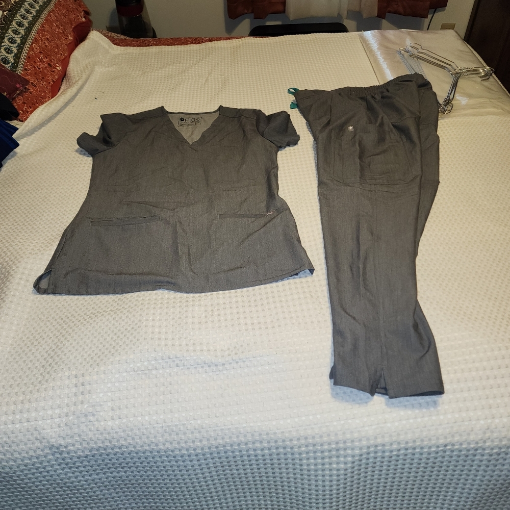 FIGS EUC WOMEN'S SZ TOP XS SZ S BOTTOMS. GREY SCRUBS HEALTHCARE COMBO SET